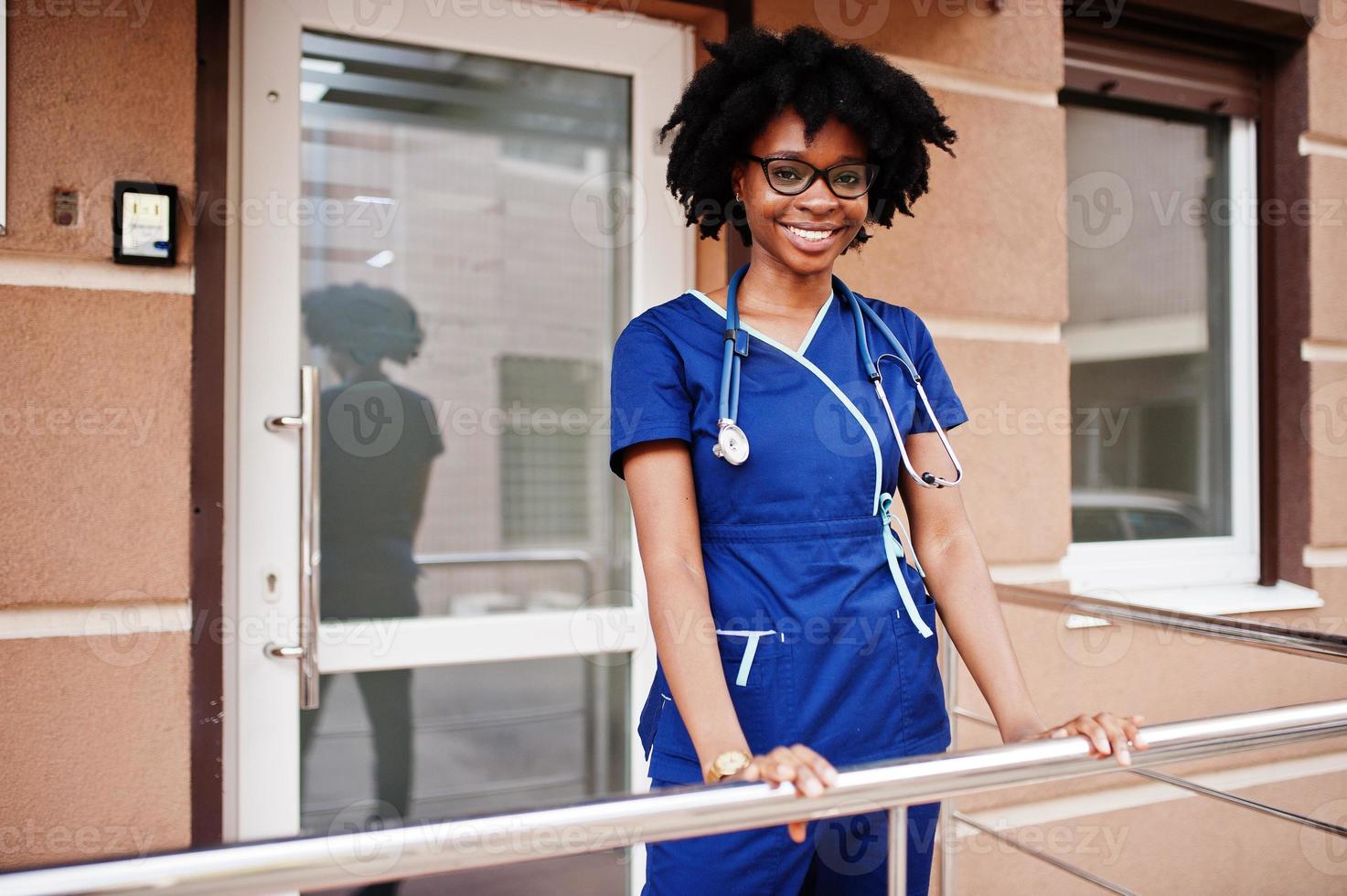 afroamerikansk kvinnlig ambulansläkare. foto