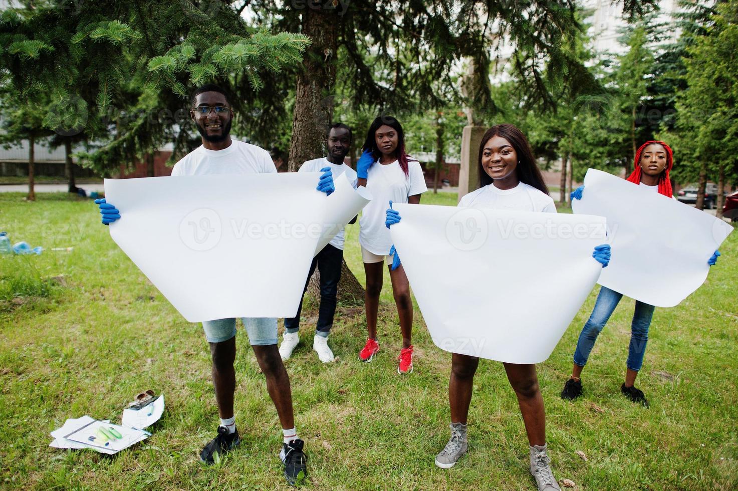 grupp glada afrikanska volontärer håller tom tom tavla i parken. Afrika volontärarbete, välgörenhet, människor och ekologi koncept. ledigt utrymme för din text. foto