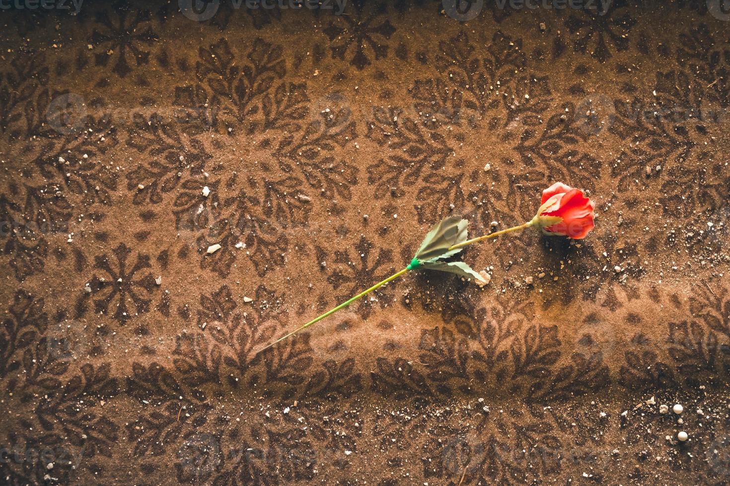 konstgjord ros på en matta foto