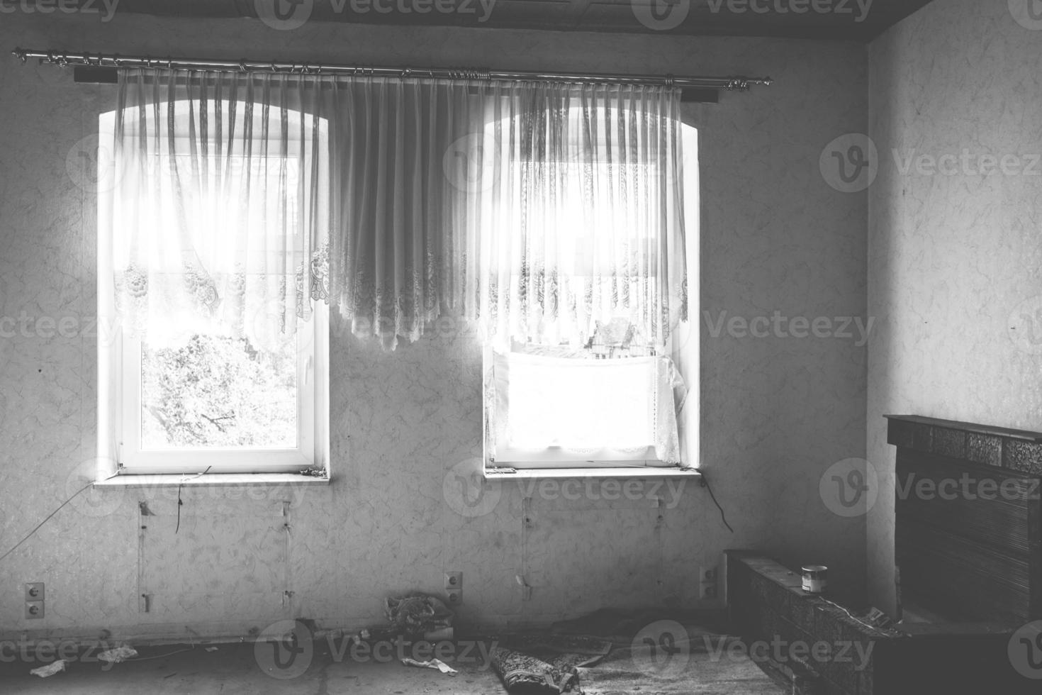 gammalt vardagsrum med två fönster foto