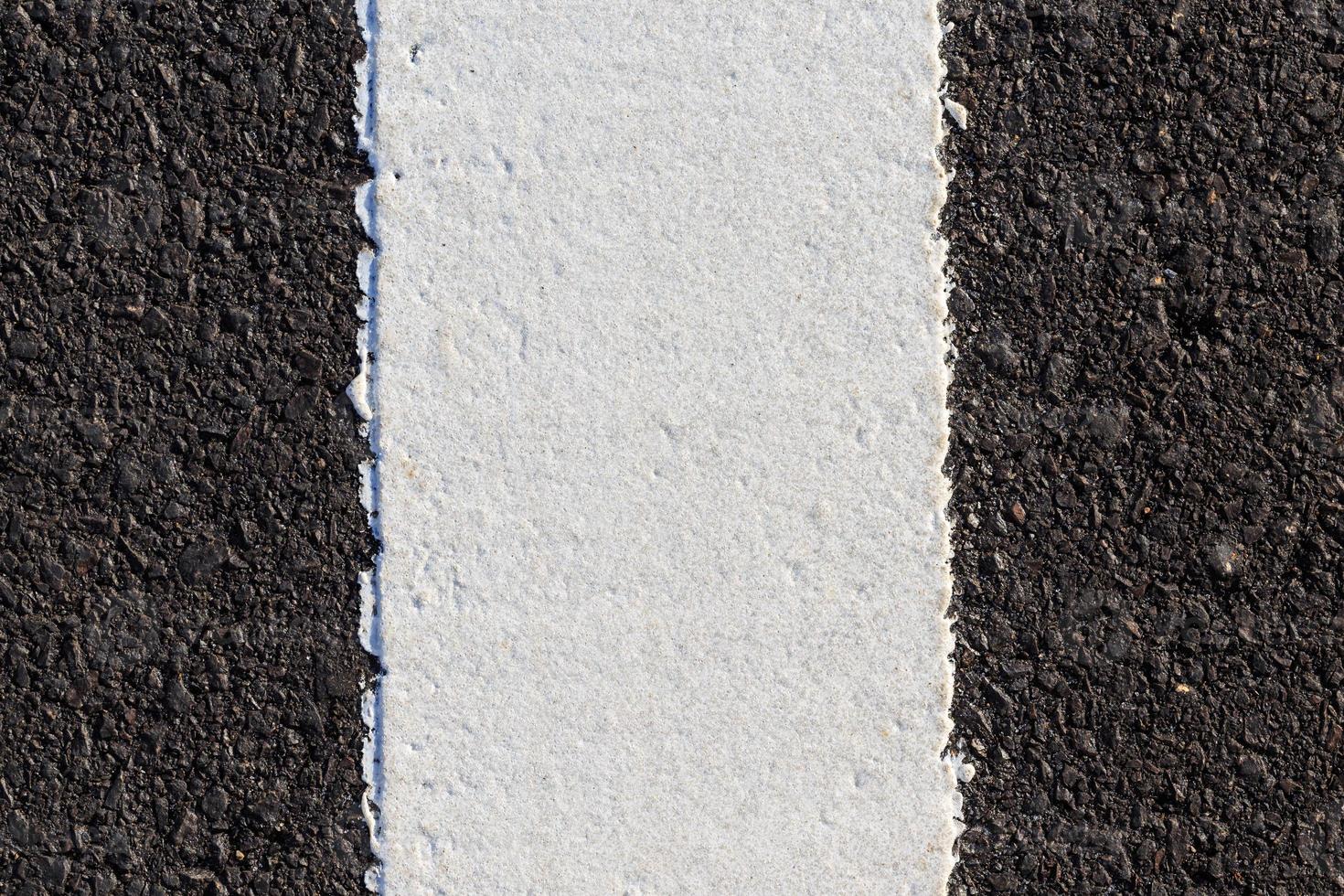 vit linje på ny asfaltväg foto
