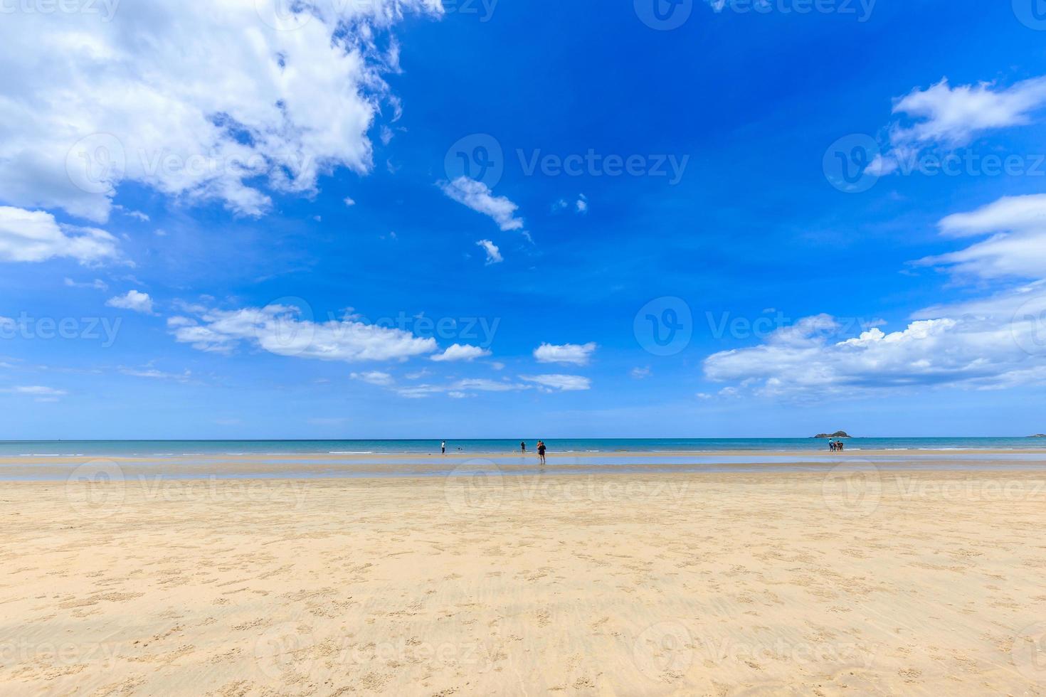 suan son pradipat strand med blå himmel foto