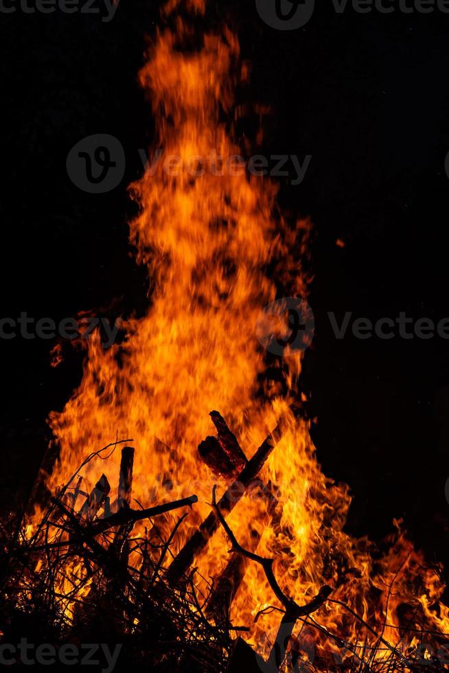 en brinnande vedhög foto