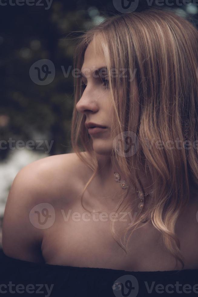 porträtt av vacker blond kvinna som bär svart foto