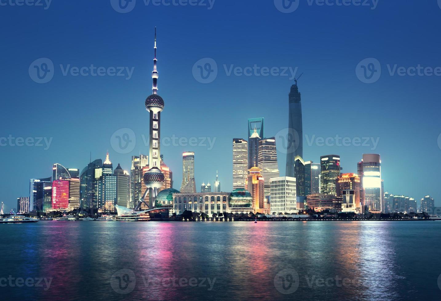 en stadsbild av Shanghai, Kina från hamnen foto