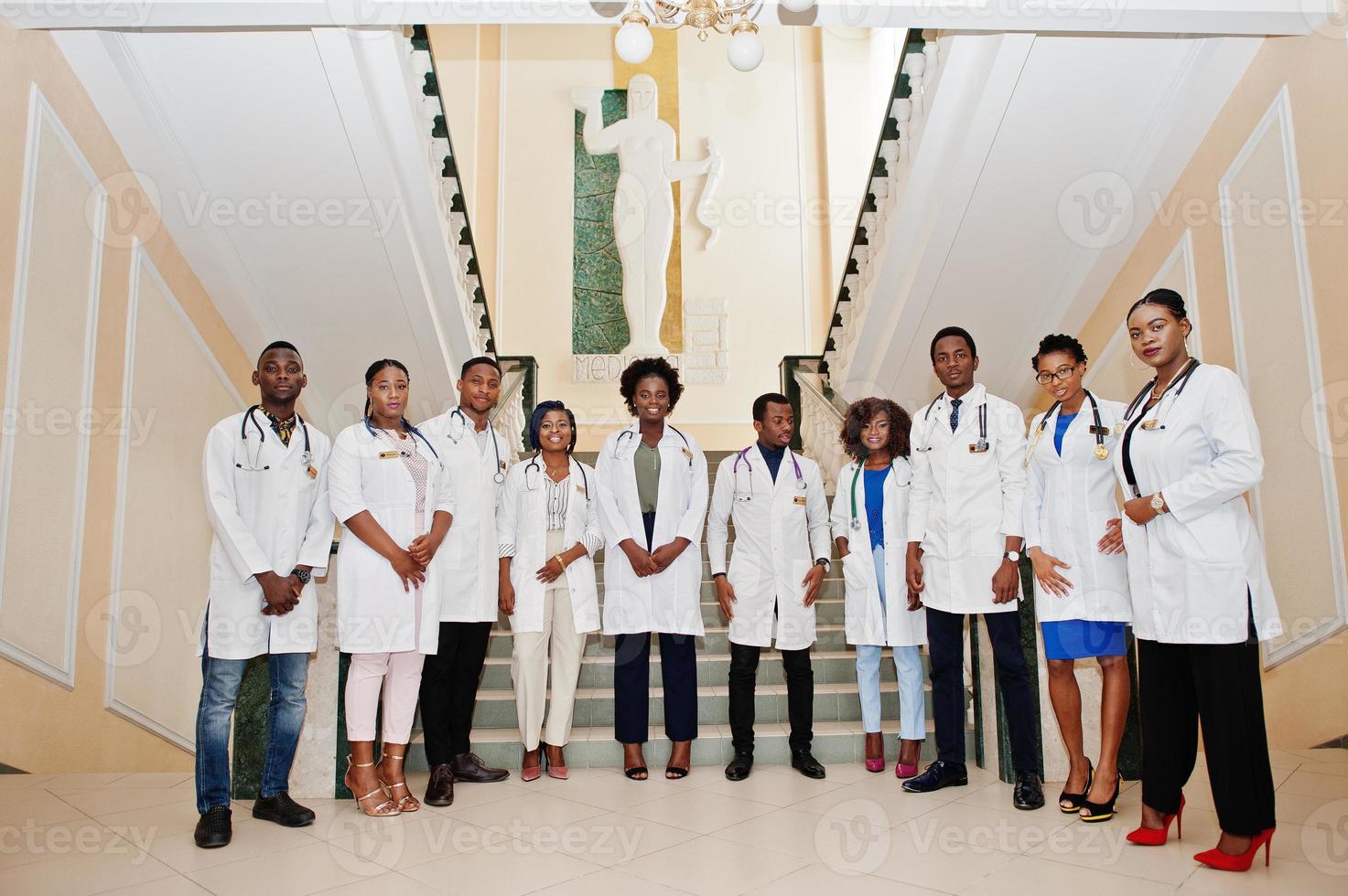 grupp afrikanska doktorander inom medicinskt universitet. foto