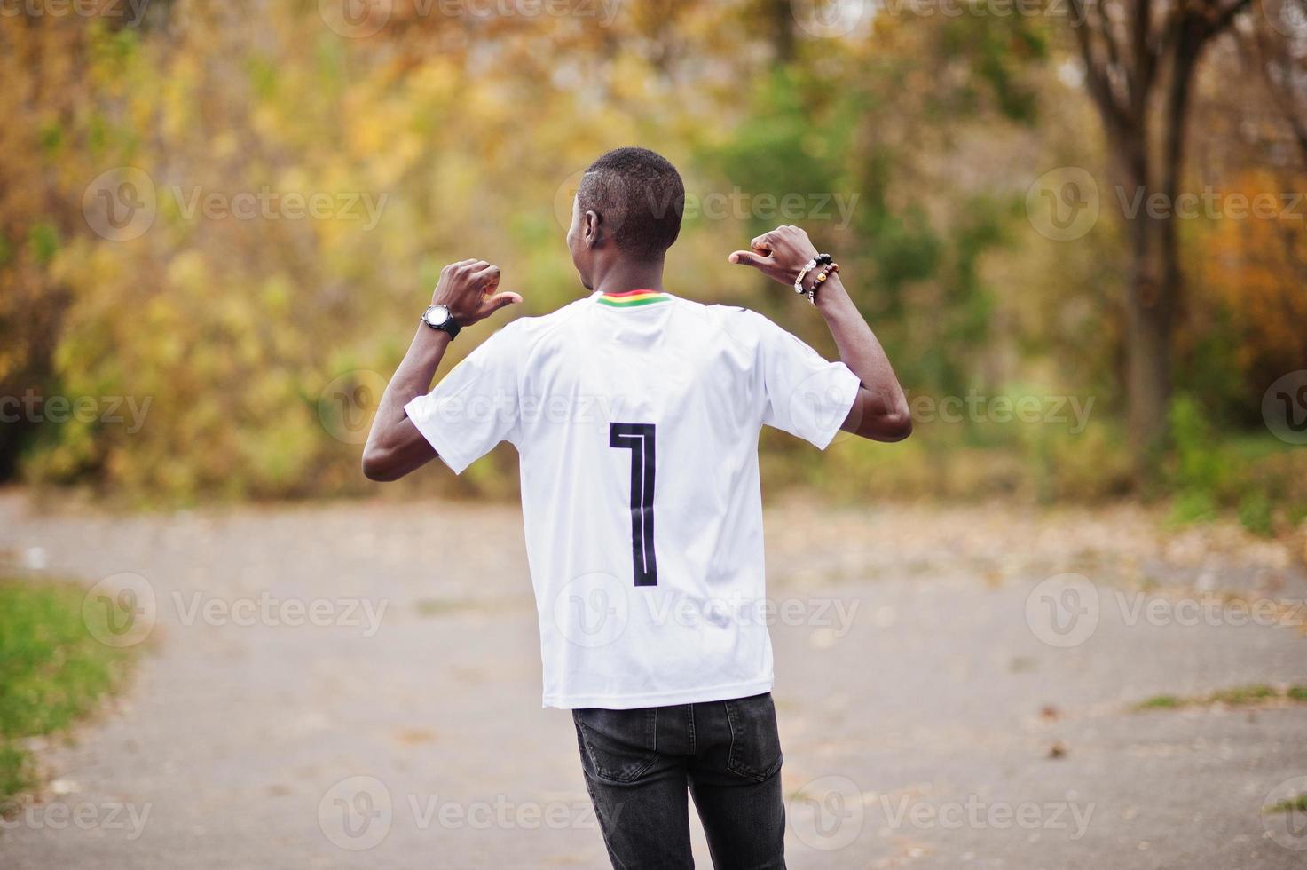 afrikansk man i vit fotboll sport t-shirt i ghana afrika land med 7 nummer. foto