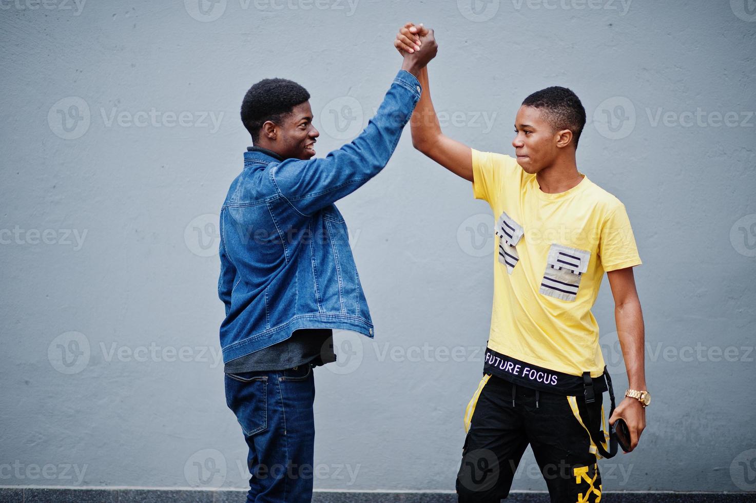 två afrikanska manliga vänner skakar hand. foto
