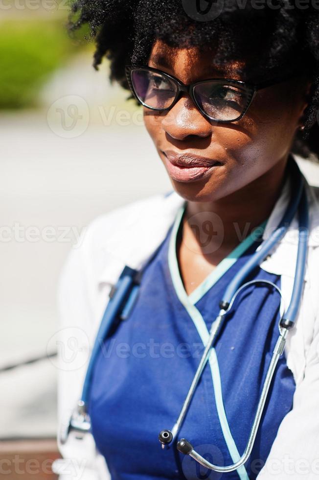 porträtt av afrikansk amerikansk kvinnlig läkare med stetoskop klädd i labbrock. foto