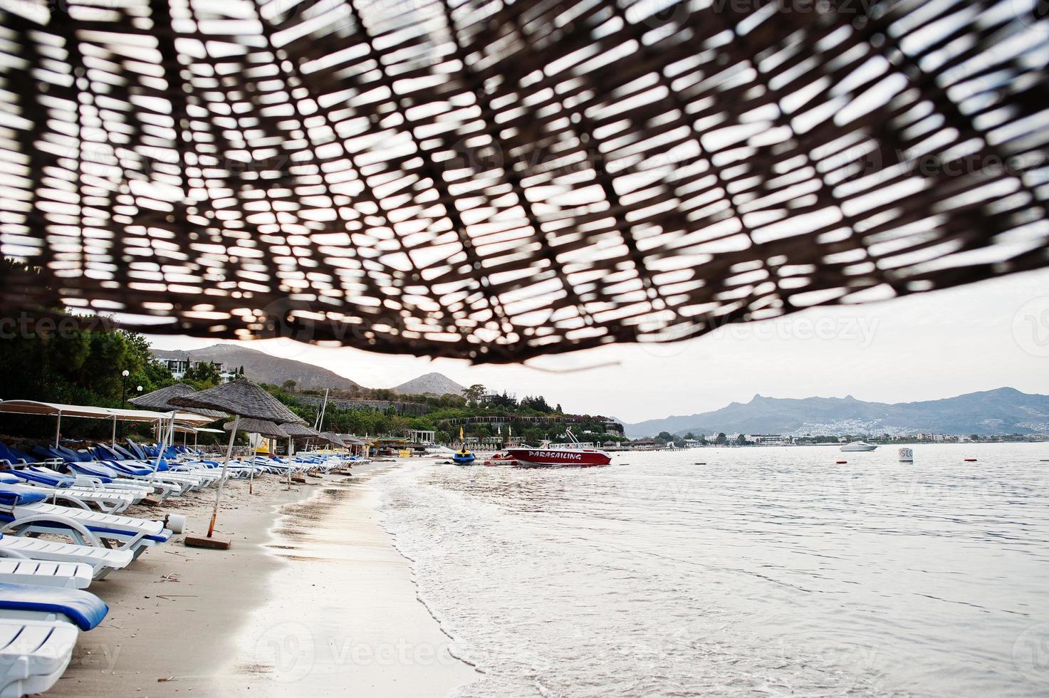 tom strand i Bodrum, Turkiet. blå himmel, vit sand, en drömsemesterplats att koppla av, snorkla och vila. foto