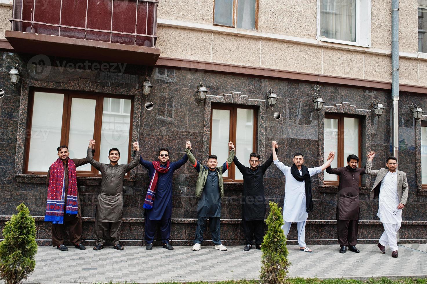 grupp av pakistanska man som bär traditionella kläder salwar kameez eller kurta. foto