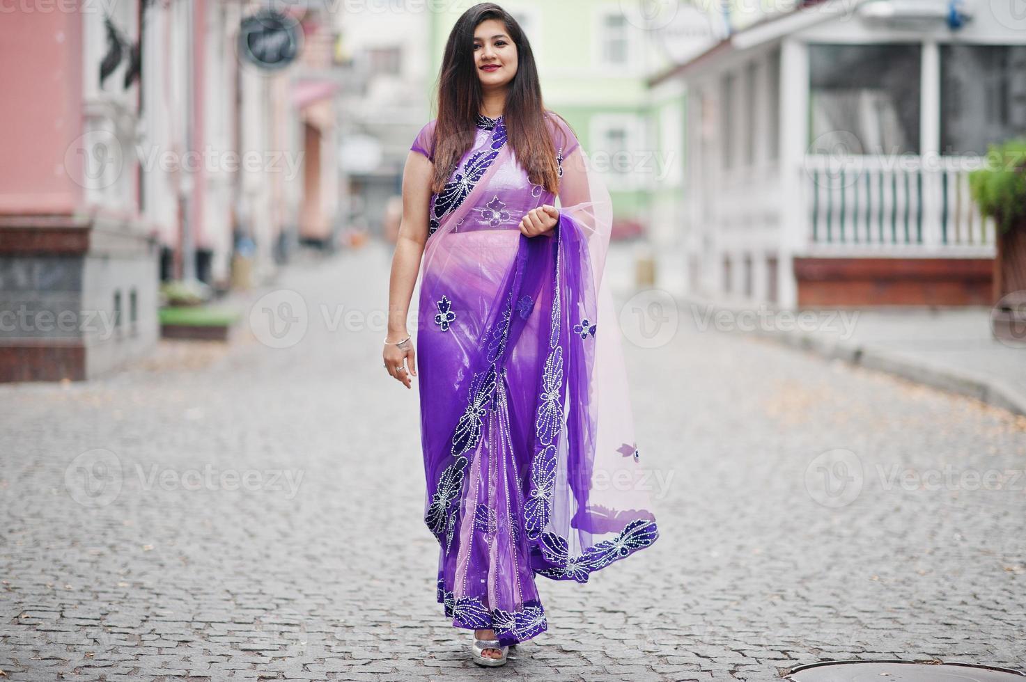 indisk hinduisk flicka på traditionella violetta saree poserade på gatan. foto