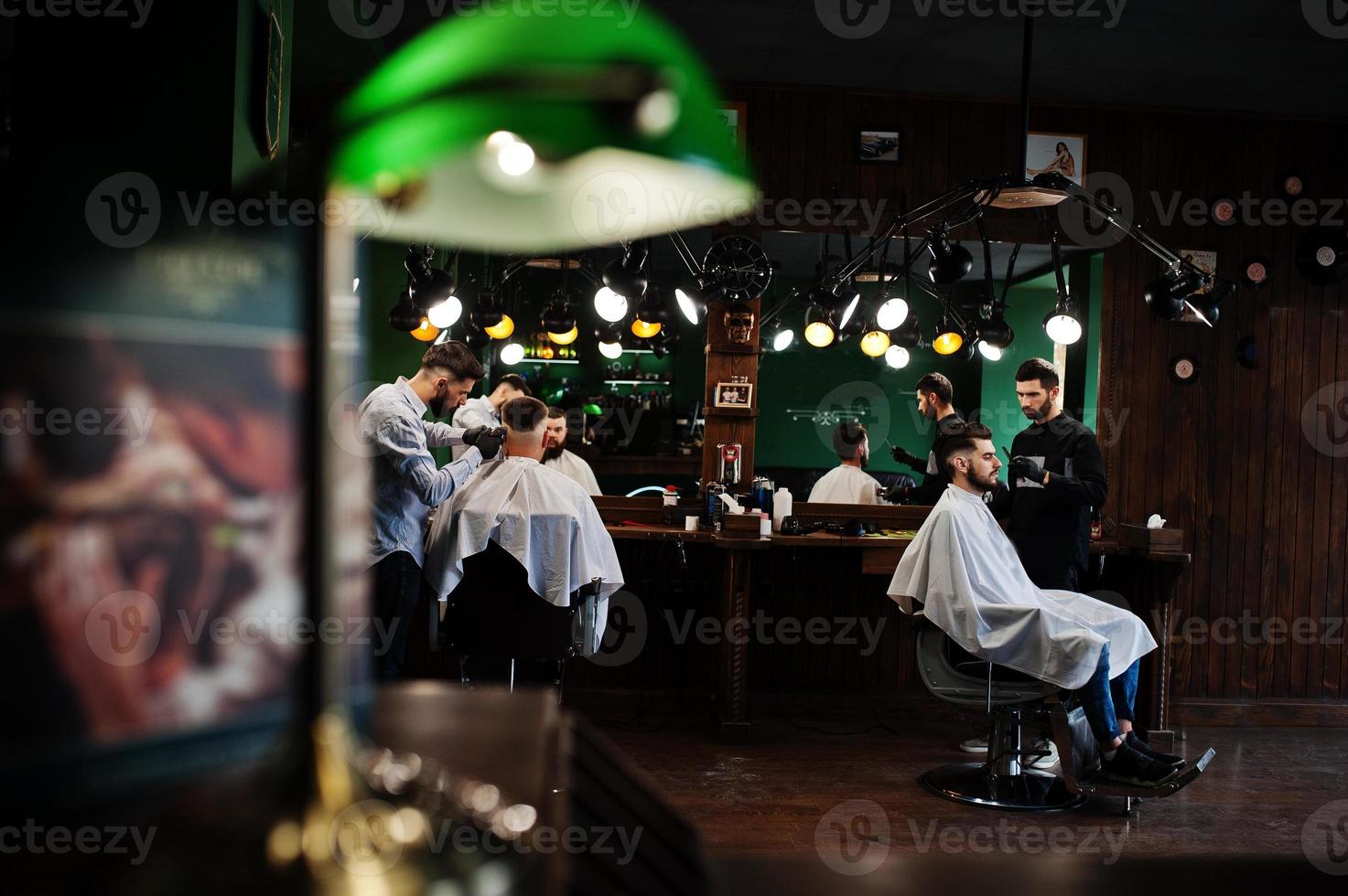 stilig skäggig man på frisersalongen, frisör på jobbet. foto