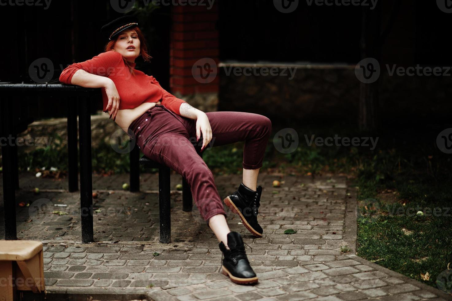 mode porträtt av rödhårig sexig tjej utomhus. modell attraktiv förförelse kvinna. foto