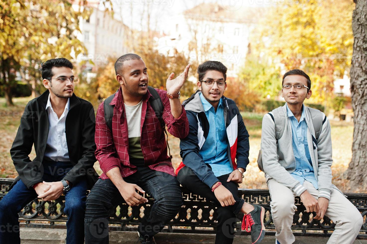 grupp av fyra indiska tonåring manliga studenter. klasskamrater tillbringar tid tillsammans. foto