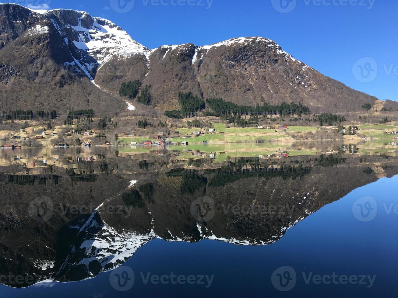 bergssjöutsikt foto