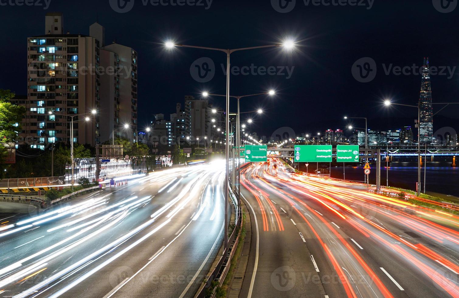 nattvy över seoul motorväg, korea foto