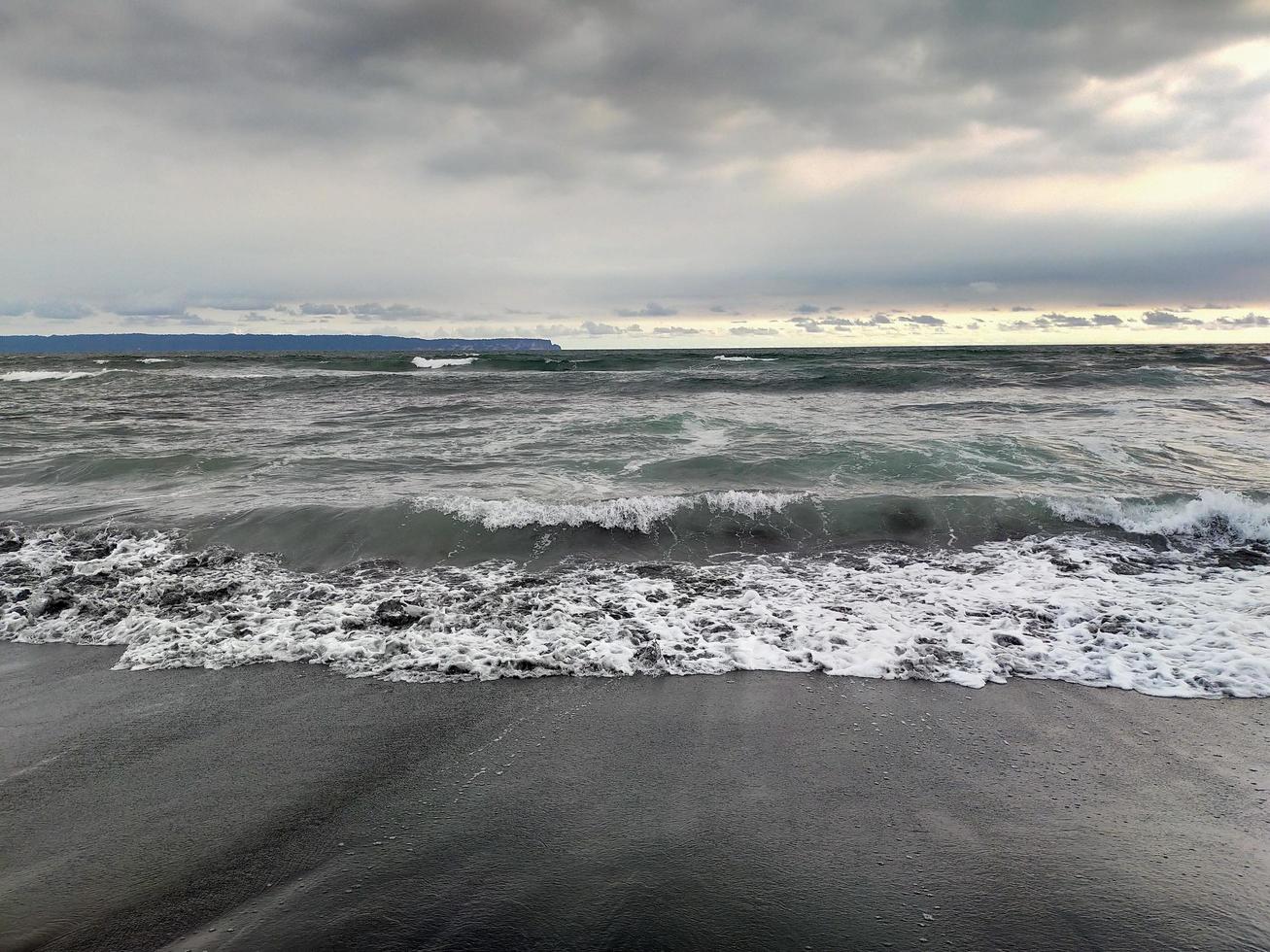 stranden solen har satt havet avkoppling foto