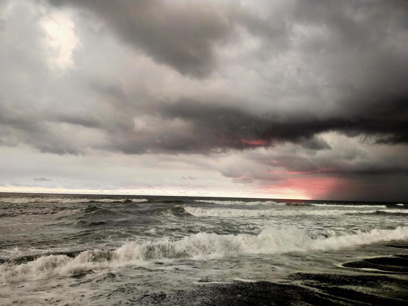 stranden solen har satt havet avkoppling foto