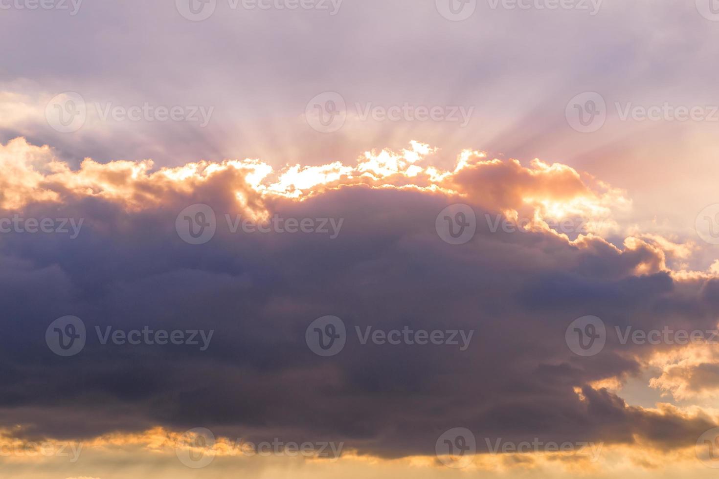 strålar eller strålar av solljus som skiner från ett moln foto