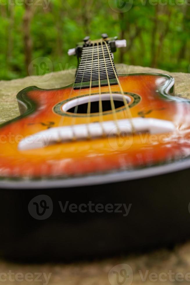 gitarr i närbild i selektiv fokus foto