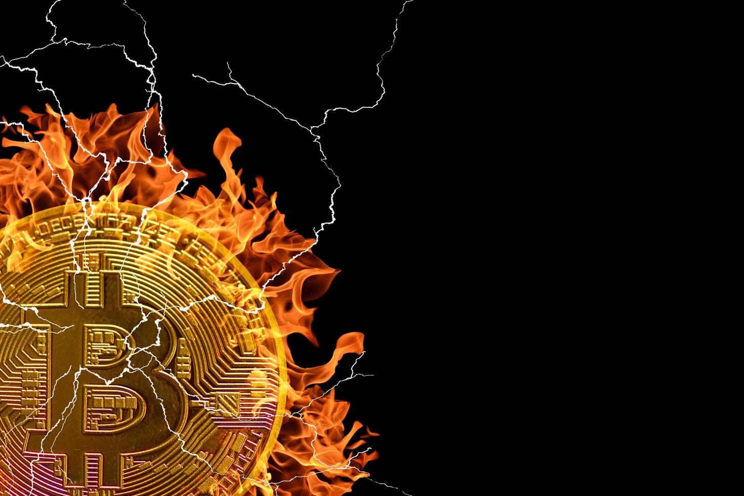 gyllene brinnande singel bitcoin från kryptovaluta med många blixtar och eld på svart bakgrund kvar foto