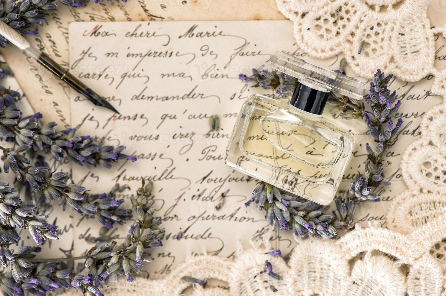 parfym, lavendelblommor, vintage bläckpenna och gamla kärleksbrev foto