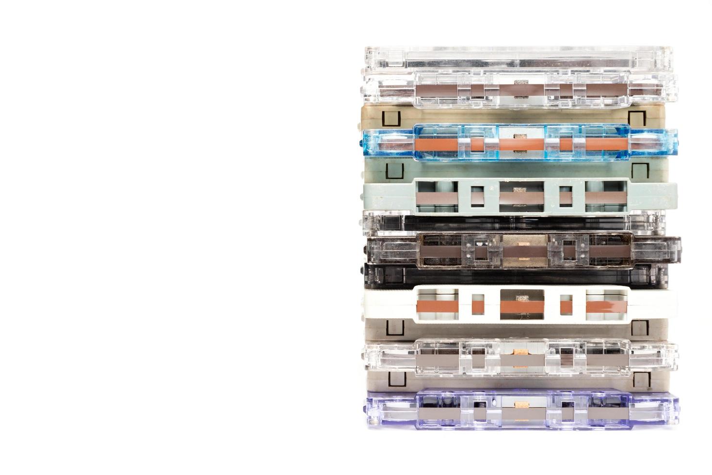 ljudkassettband eller kompakt kassett eller musikkassett med tomt kopia utrymme på vit bakgrund. ingen urklippsbana. foto