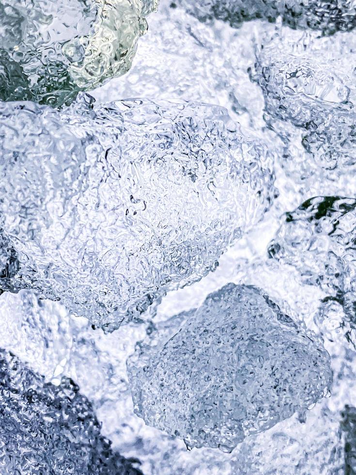 abstrakt isbakgrund, isbitar känns fräscha under varma dagar, is är oumbärlig på sommaren. det hjälper dig att fräscha upp och få dig att må bra. foto