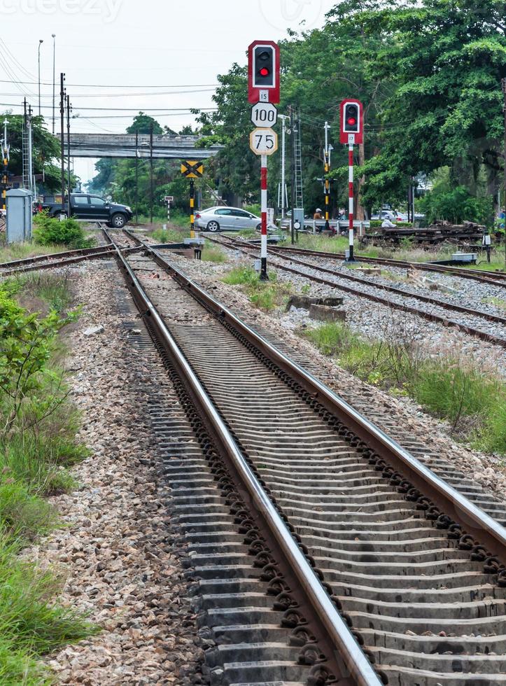 rött ljus från trafiksignalstolpen. foto