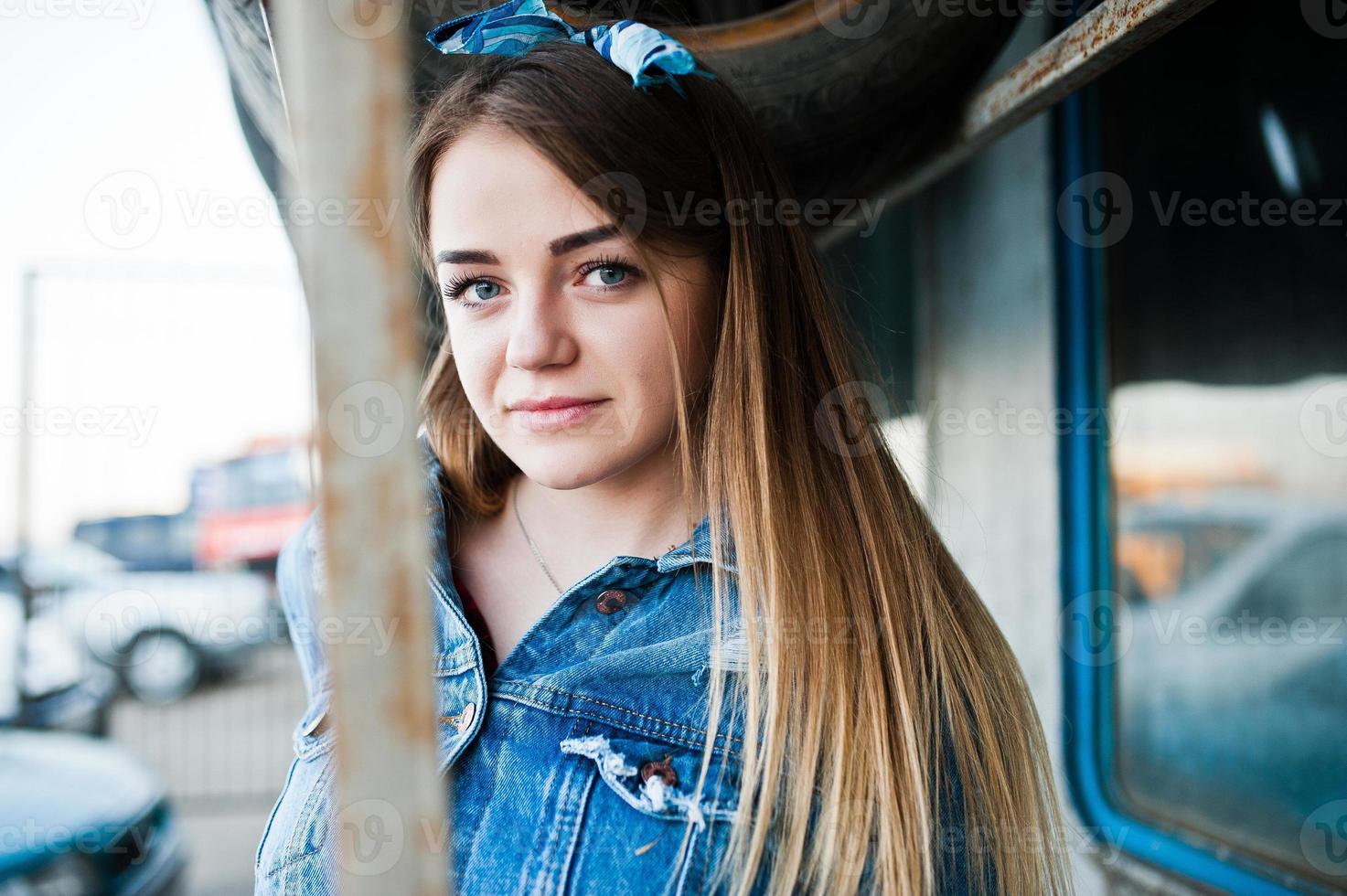 ung hipster flicka i jeans jacka och huvudduk på däck monteringszon. foto