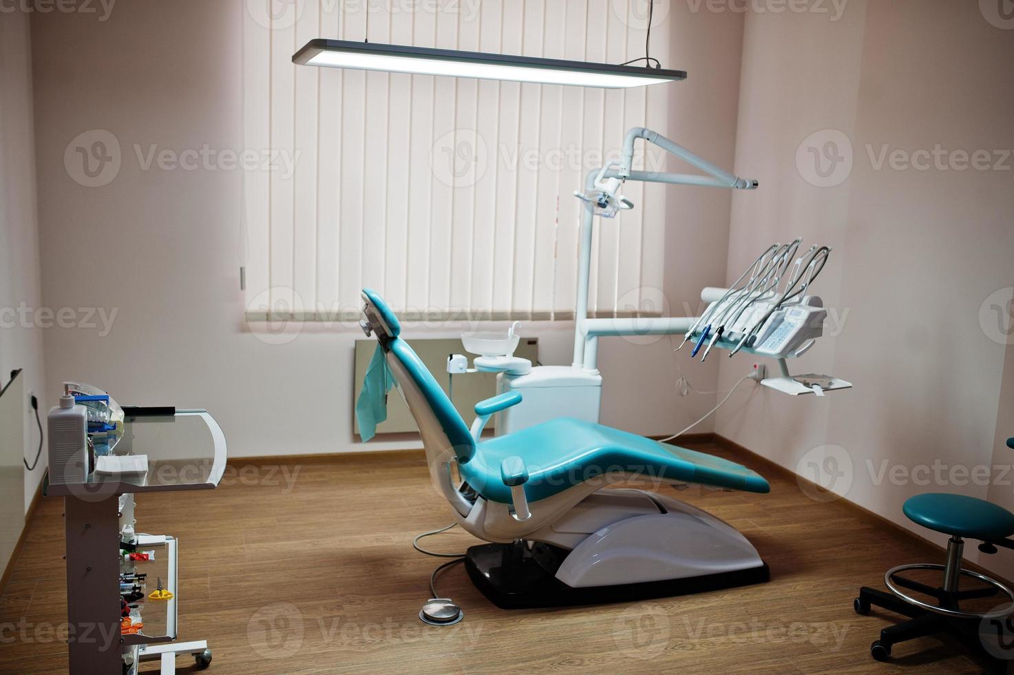 tandläkarstol av tandläkare i blått med medic light. modern tandläkarpraktik. foto
