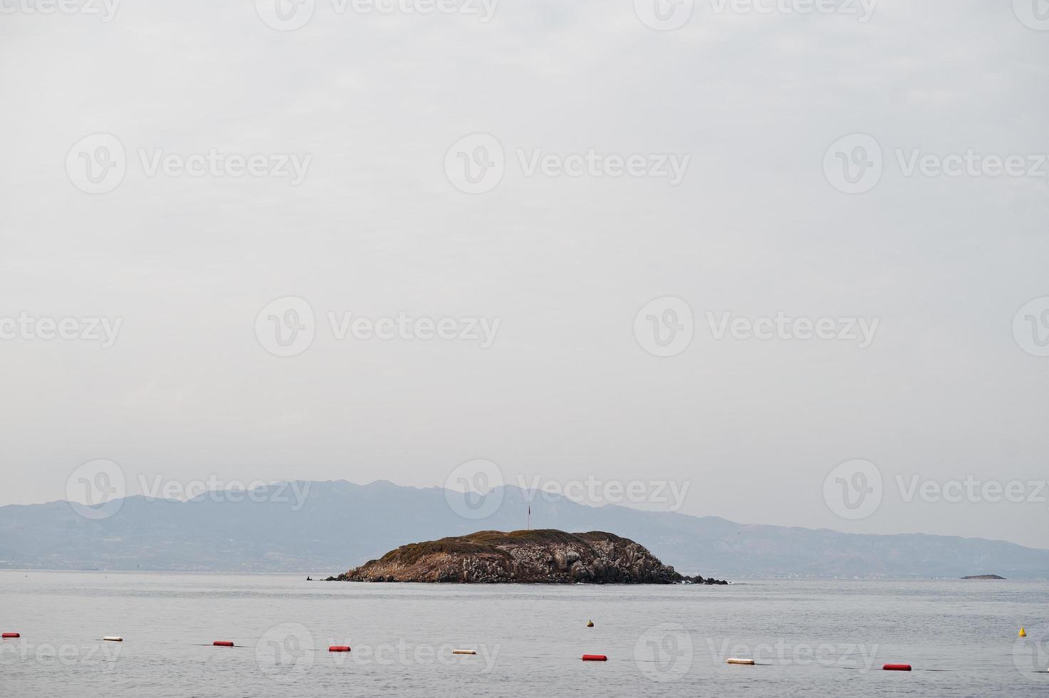 ensam ö. natursköna landskap med bergsöar och blå lagun på Egeiska havet. exotiska landskap. populärt landmärke, berömt resmål i Bodrum, Turkiet. foto