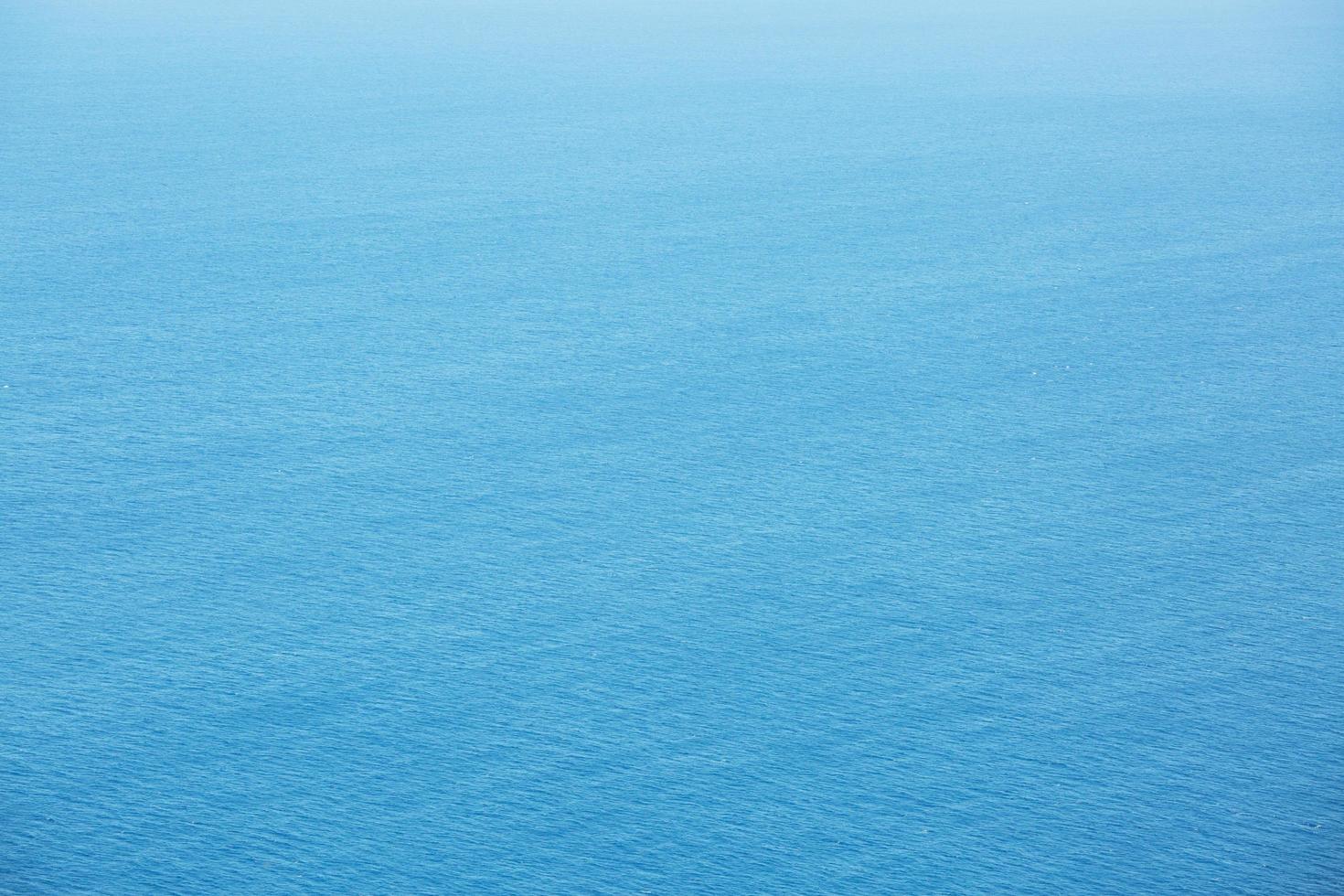 blå havsyta flygfoto med vågor från en drönare, tom blank till bakgrunden. mjukt fokus. foto