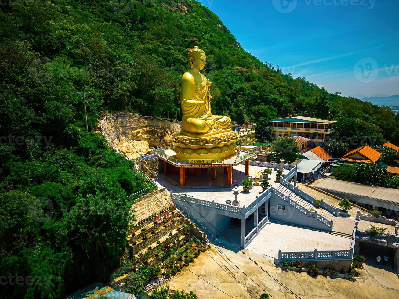 ariel view gyllene buddhastatyns hand som håller lotus vid chon khong kloster som lockar turister att besöka andligt på helgerna i vung tau, vietnam. resekoncept. foto