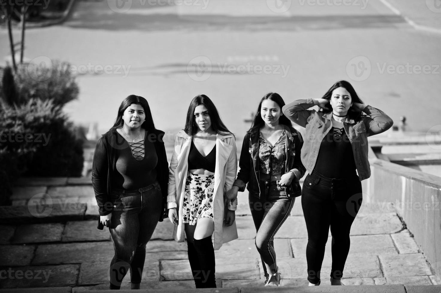 grupp på fyra glada och vackra latino-tjejer från ecuador poserade på gatan. foto