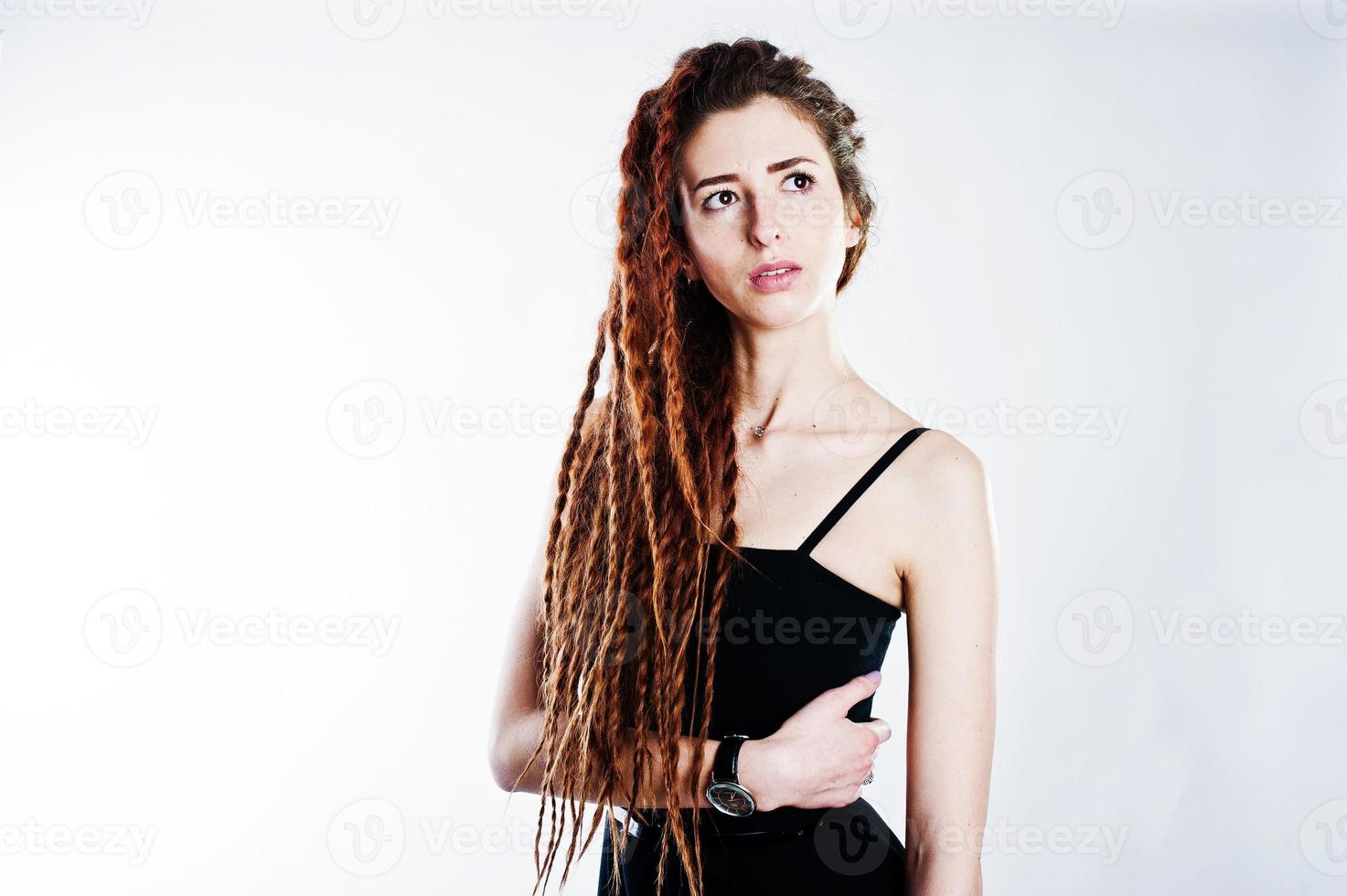 studiofotografering av flicka i svart med dreads på vit bakgrund. foto