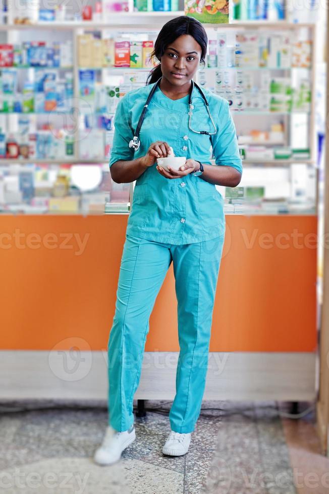 afrikansk amerikansk farmaceut som arbetar i apotek på sjukhusapotek. afrikansk sjukvård. foto