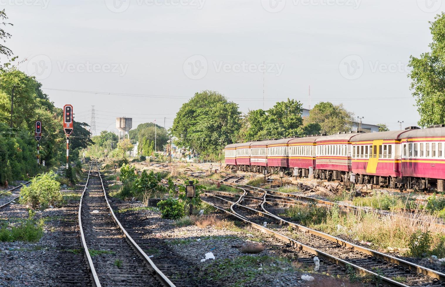 rött ljus från signalstolpen. foto