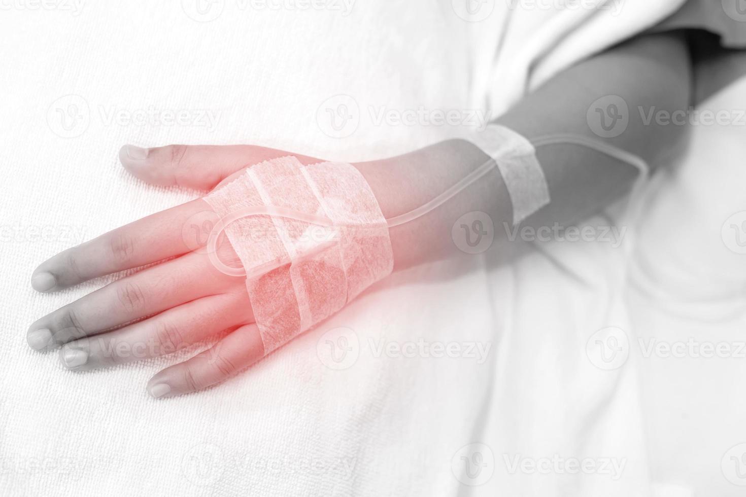 fokusera på handen av en patient på sjukhusavdelningen foto
