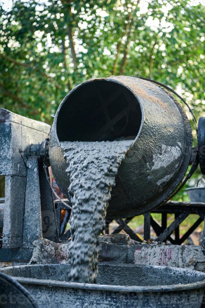 närbild betongblandare förbereder cementbruk. foto