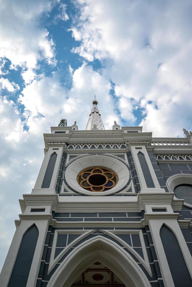 Vår frus katedrals födelse är en katolsk kyrka i Samut Songkhram-provinsen, Thailand. Kyrkan är en offentlig plats där människor med religiös övertygelse samlas för att utföra ritualer. foto