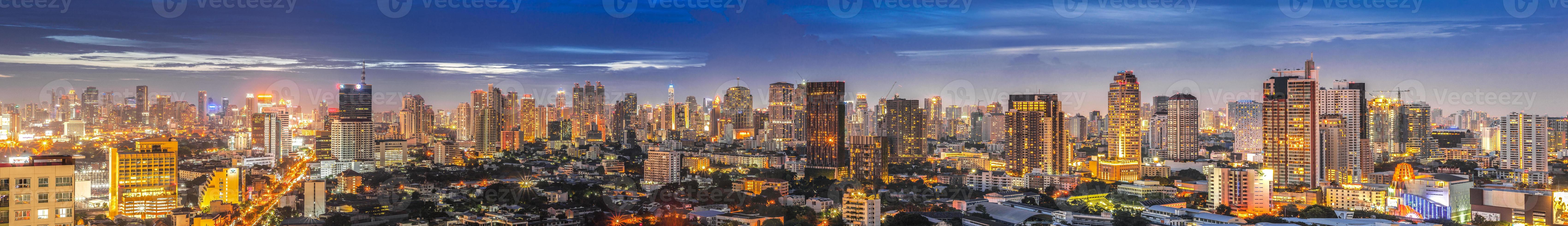 vacker panorama stadsbild bangkok skyline i solnedgångstid, thailand foto