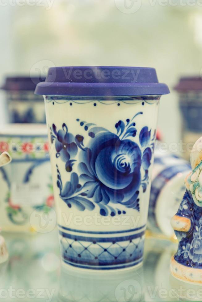 modern kaffekopp to go framförd i gammal rysk gzhel-stil. blå och vita färger. foto