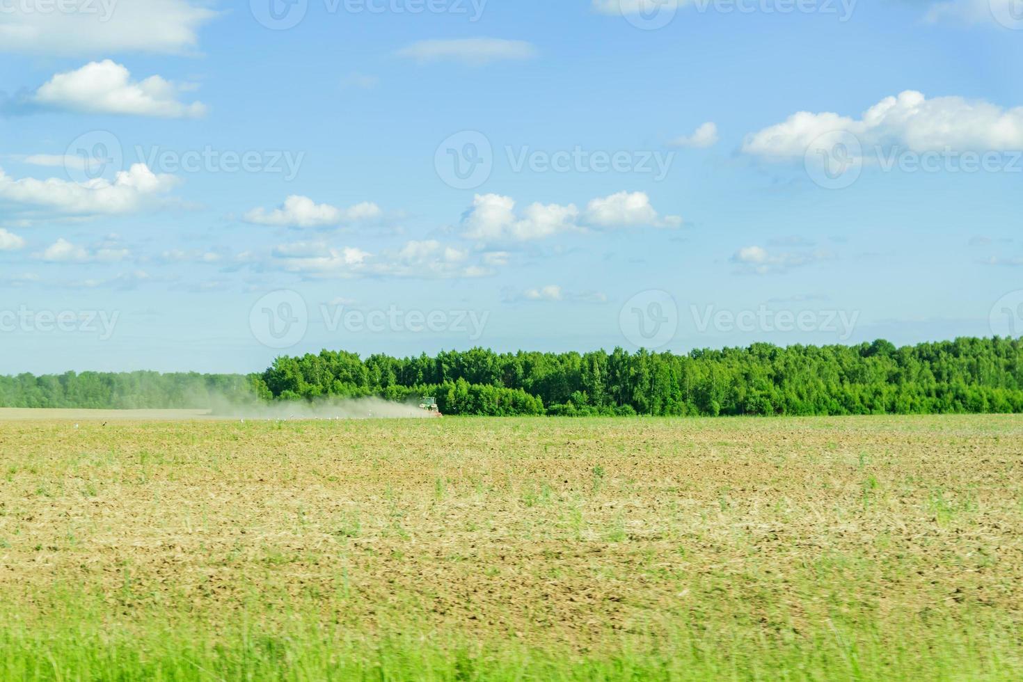 landsbygden i solig sommardag. jordbruksarbeten på fältet foto