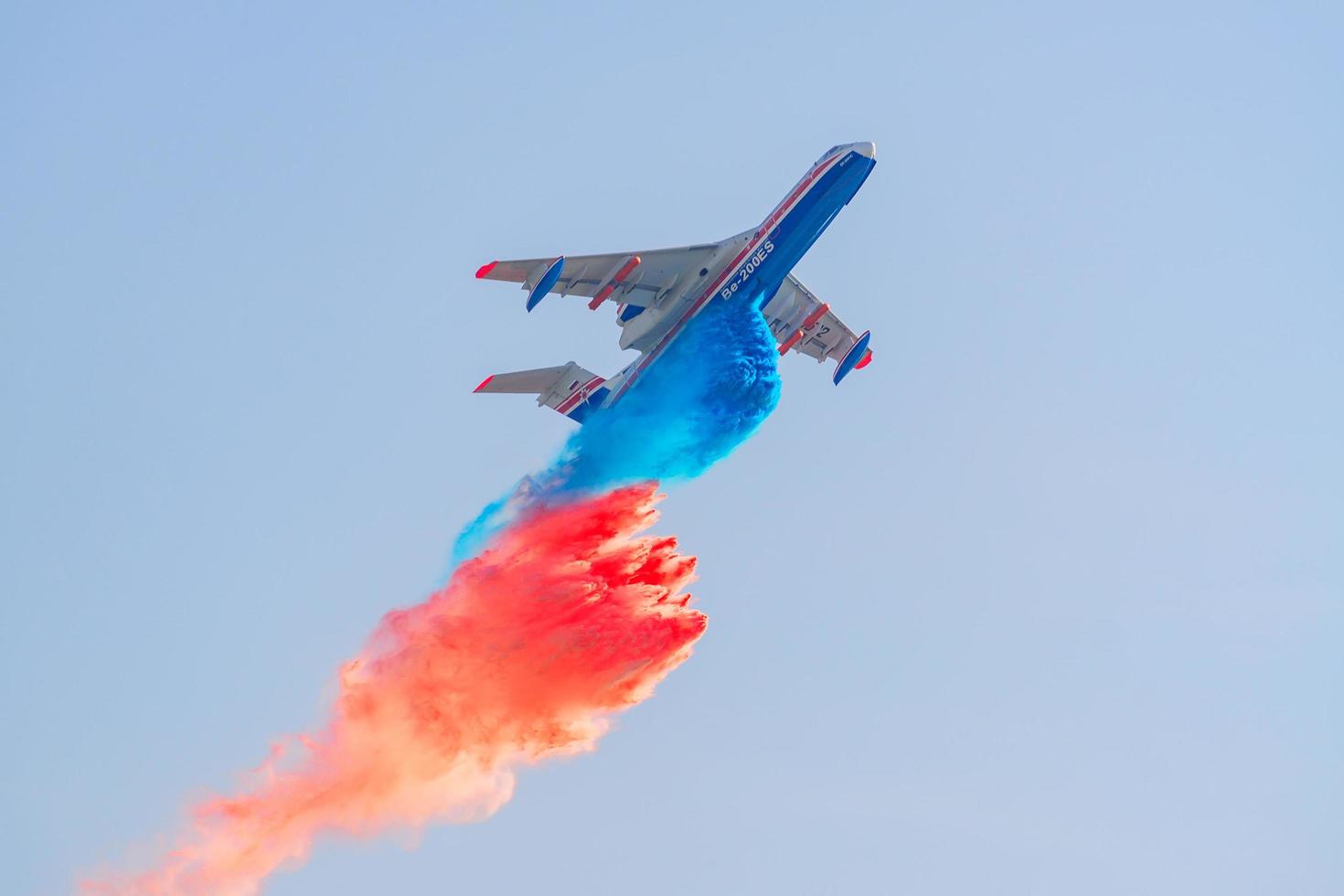 zhukovsky, Ryssland, 2019 - beriev be-200 flygande brandbekämpning från luften häll vatten över elden för en demoflygning foto