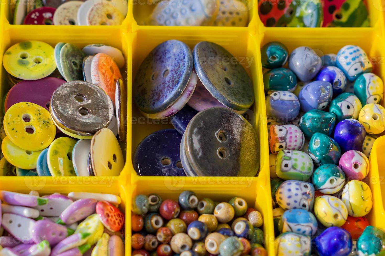 sortiment av färgglada keramiska knappar och pärlor för att göra handgjorda tillbehör. foto