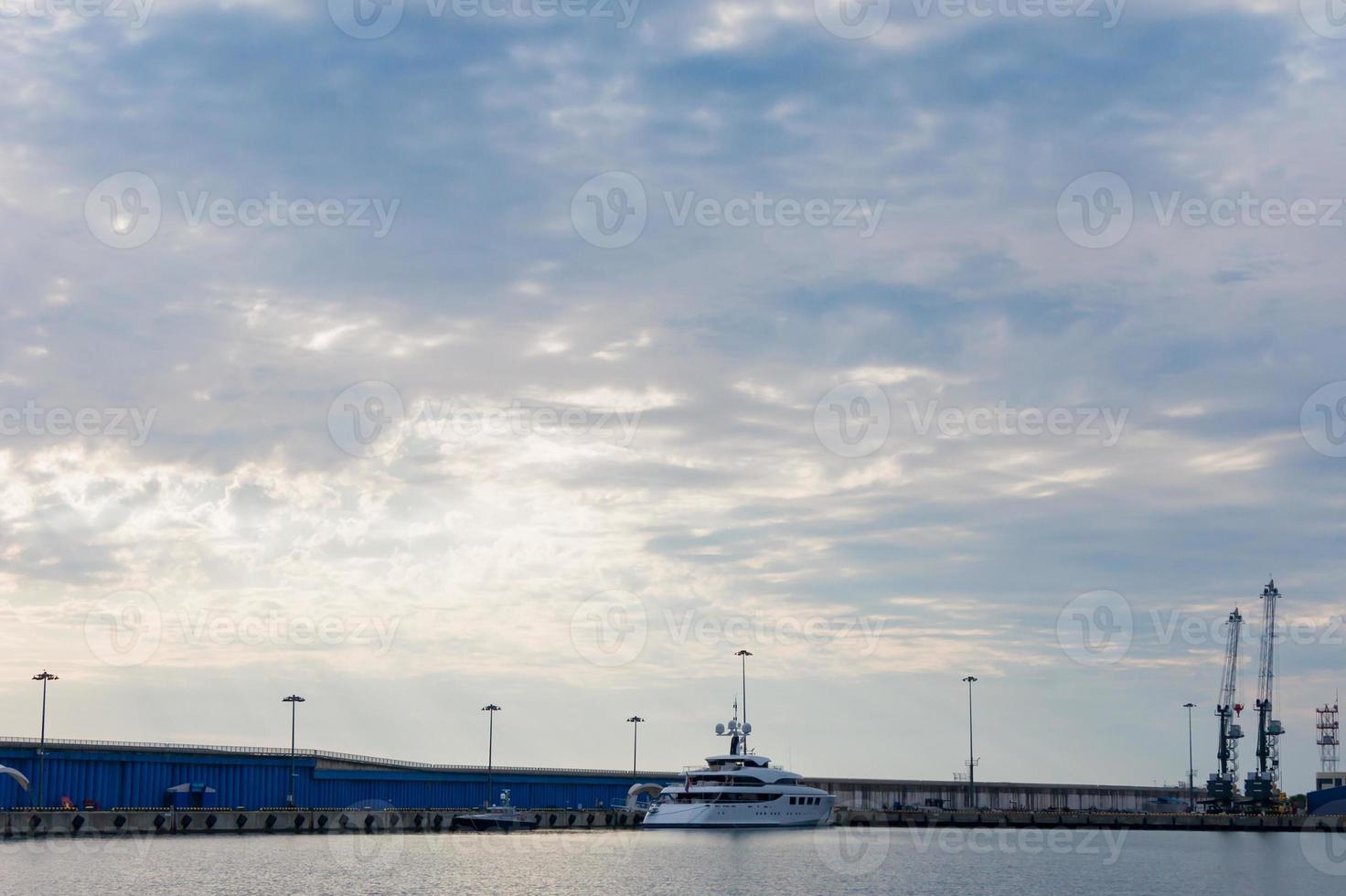 stor vit yacht parkerad på bakgrunden av dockan foto