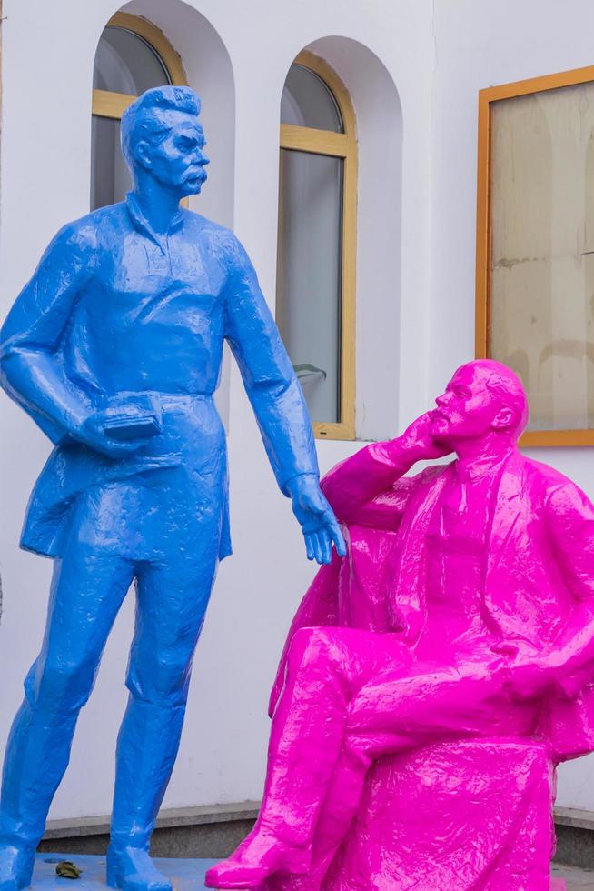 Moskva, Ryssland, 2018 - målade skulpturer av vladimir lenin och maxim gorky på vernissage i izmailovo foto