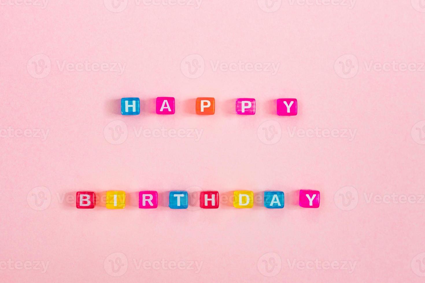 grattis på födelsedagen mamma inskription gjord av färgglada kub pärlor med bokstäver. festligt rosa bakgrundskoncept med kopia utrymme foto